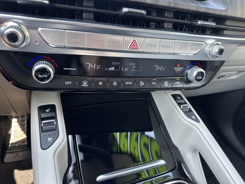 Used 2024 Kia Telluride SX w/ Towing Package FWD image 19
