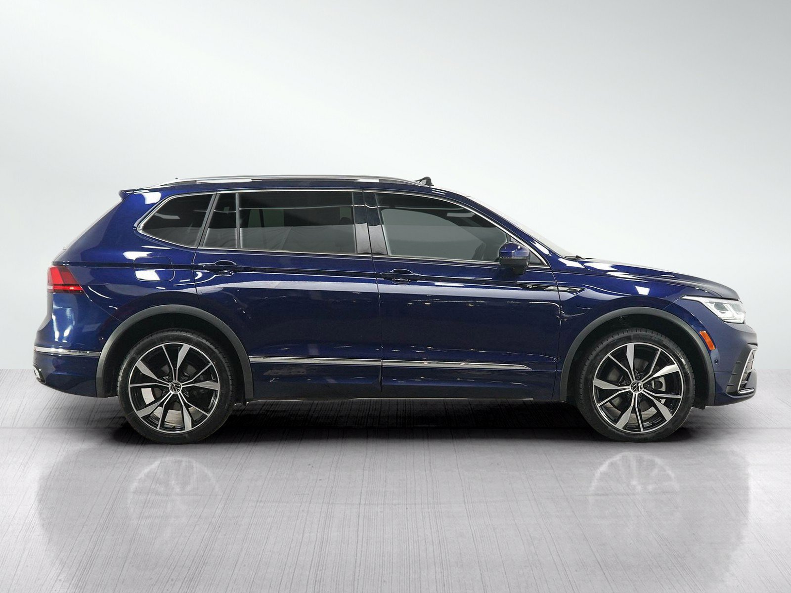 Used 2024 Volkswagen Tiguan SEL R-Line AWD/4WD image 6