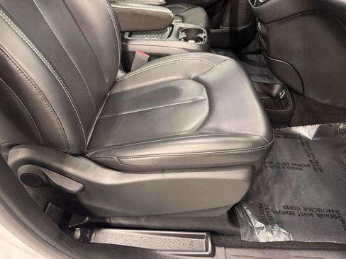 Used 2023 Chrysler Pacifica Touring-L w/ S Appearance Package image 28