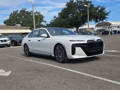 New 2026 BMW 750e xDrive image 2