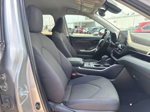 Used 2023 Toyota Highlander LE FWD image 29