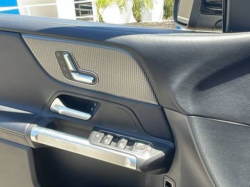 Used 2021 Mercedes-Benz GLB 250 image 27