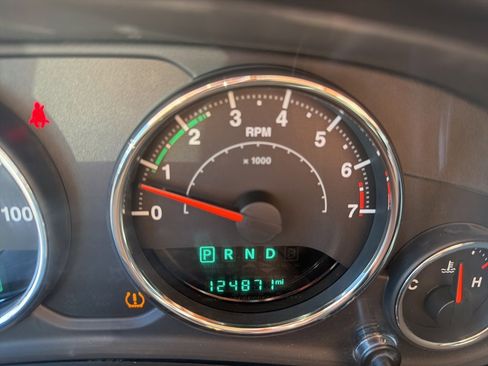 Used 2015 Jeep Wrangler Unlimited Rubicon w/ Connectivity Group image 43