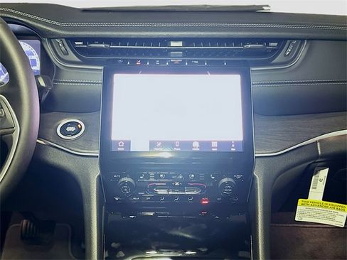 New 2025 Jeep Grand Cherokee Limited w/ Luxury Tech Group II image 9