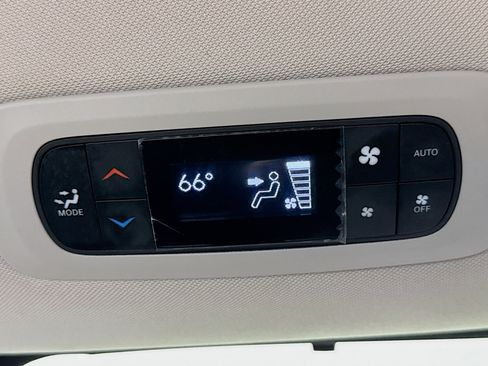 Used 2023 Chrysler Pacifica Touring-L FWD image 29