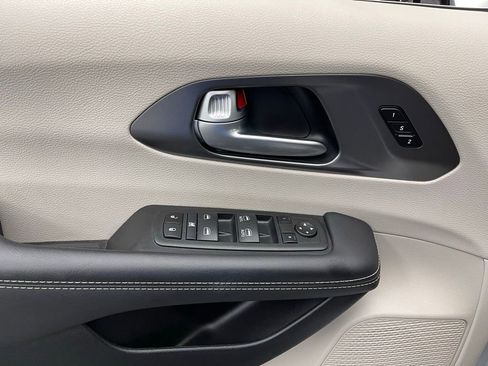 Used 2024 Chrysler Pacifica Touring-L FWD image 17