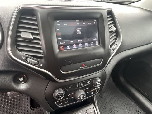 Used 2019 Jeep Cherokee Latitude Plus w/ Comfort/Convenience Group image 14