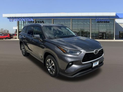 Used 2021 Toyota Highlander XLE AWD/4WD image 6