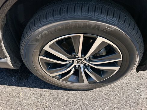 Used 2021 Toyota Venza LE image 13