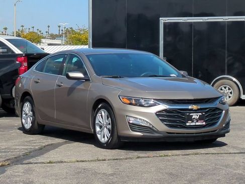 Used 2025 Chevrolet Malibu LT FWD image 2