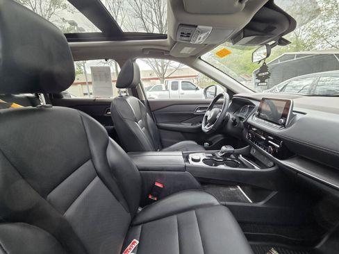 Used 2021 Nissan Rogue SV w/ Premium Package image 8