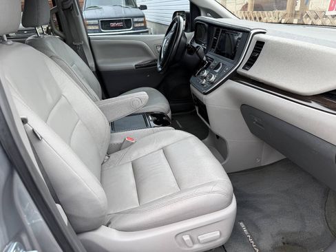 Used 2016 Toyota Sienna XLE FWD image 11