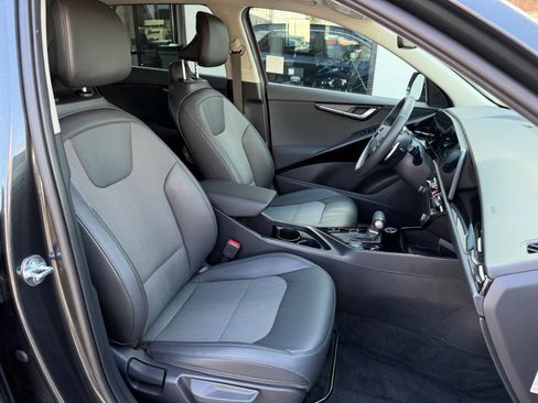 Used 2024 Kia Niro EX Touring image 28