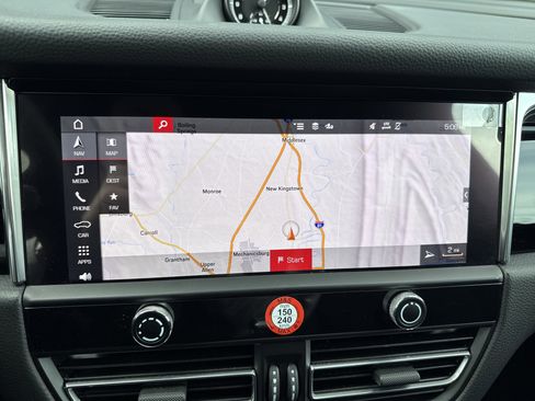 Certified 2025 Porsche Macan AWD/4WD image 18
