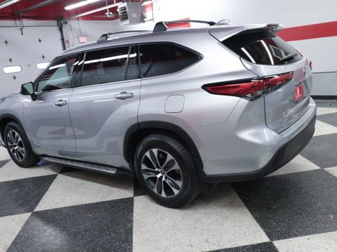 Used 2022 Toyota Highlander XLE image 5