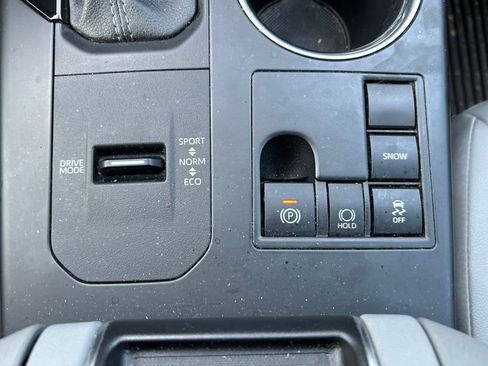 Used 2025 Toyota Highlander XLE FWD image 29