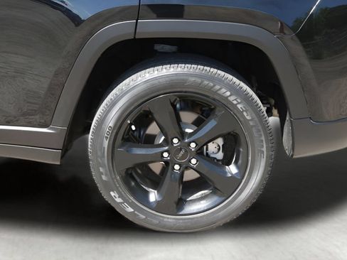 Used 2023 Jeep Grand Cherokee Altitude RWD image 10