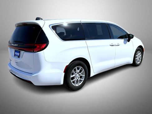 Used 2025 Chrysler Pacifica Select image 5