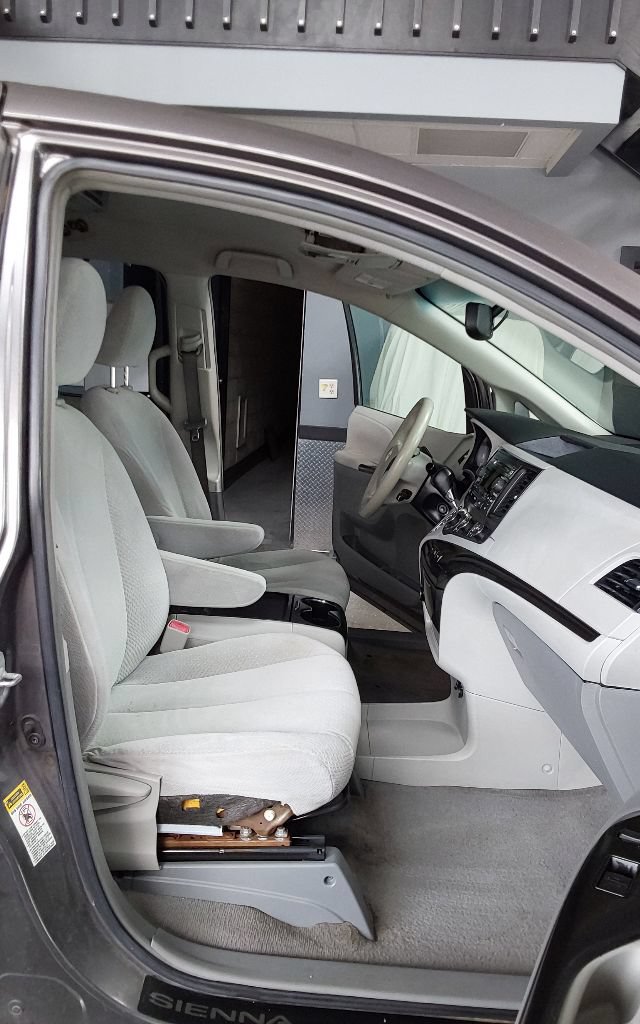 Used 2011 Toyota Sienna LE FWD image 13