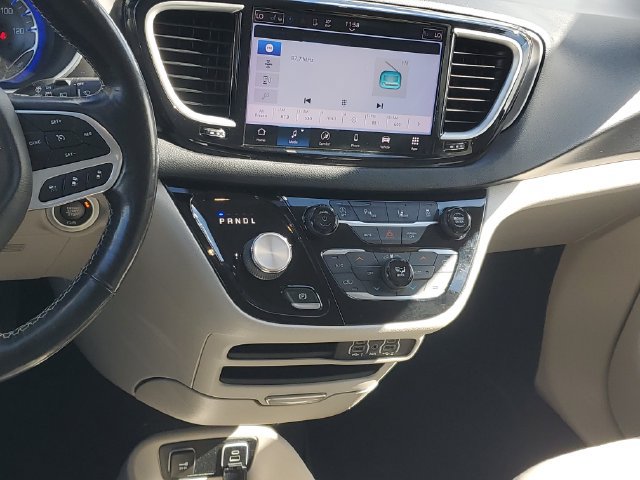 Used 2021 Chrysler Pacifica Touring-L FWD image 16