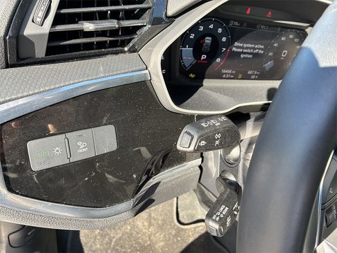 Used 2025 Audi Q3 2.0T Premium image 18