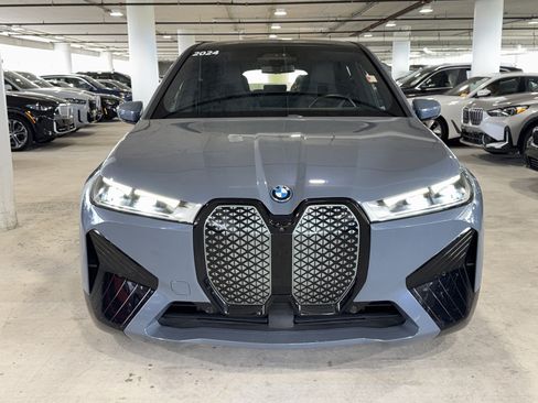 Used 2024 BMW iX xDrive50 w/ Sport Package AWD/4WD image 3