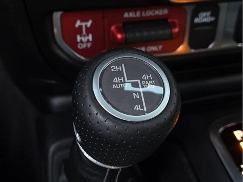 Used 2025 Jeep Gladiator Mojave AWD/4WD image 14