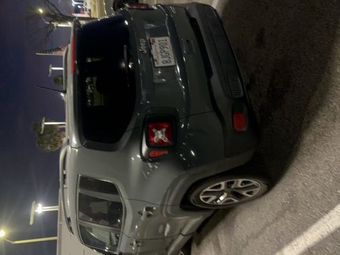 Used 2018 Jeep Renegade Latitude w/ UConnect 8.4 Nav Group image 4