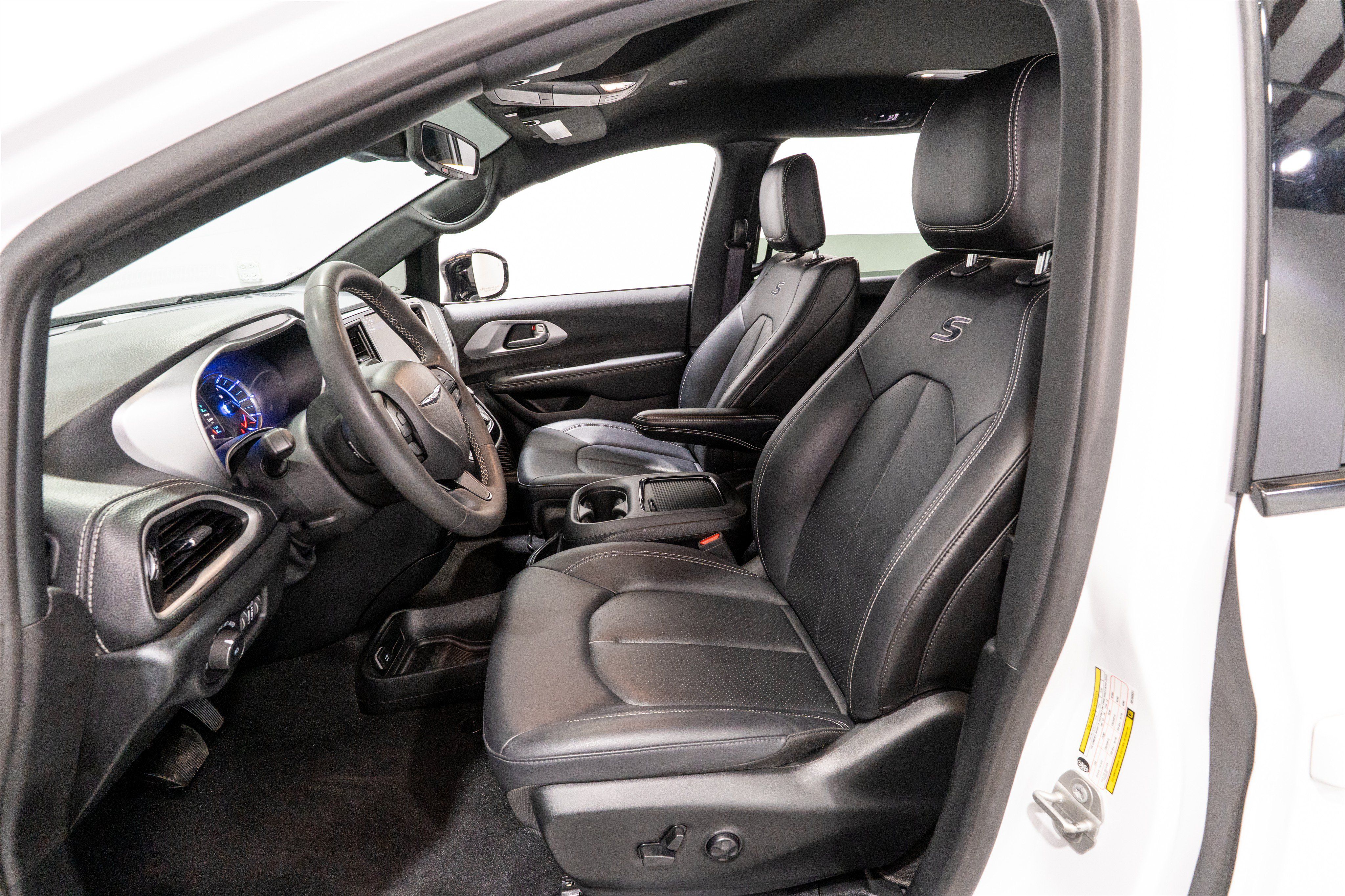 Used 2024 Chrysler Pacifica Limited FWD image 16