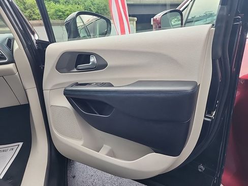 Used 2021 Chrysler Pacifica Touring-L FWD image 41