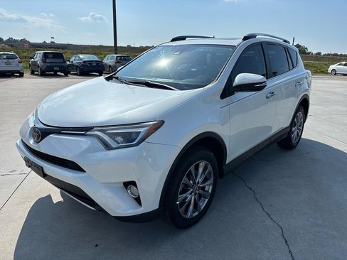 Used 2018 Toyota RAV4 Limited FWD image 8