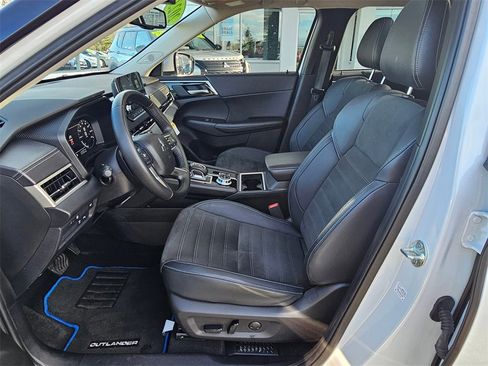 Used 2023 Mitsubishi Outlander SE image 17