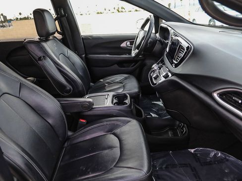Used 2020 Chrysler Pacifica Touring-L Plus w/ S Appearance Package FWD image 16