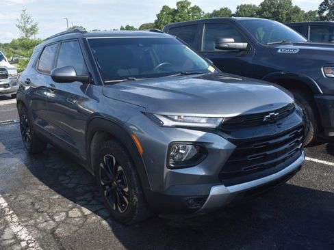 Used 2022 Chevrolet TrailBlazer LT w/ LPO, Blackout Package FWD image 2