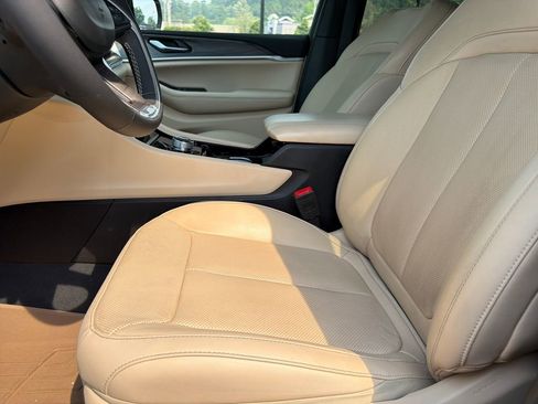 Used 2023 Jeep Grand Cherokee Limited w/ Luxury Tech Group II image 18