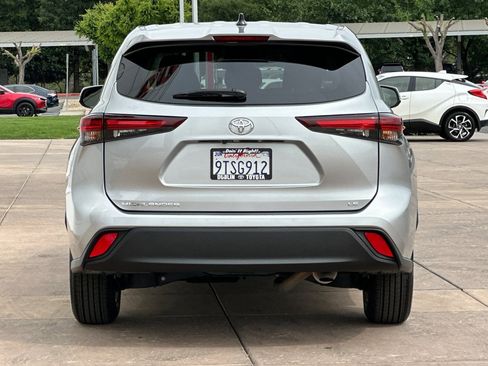 Used 2025 Toyota Highlander LE image 5