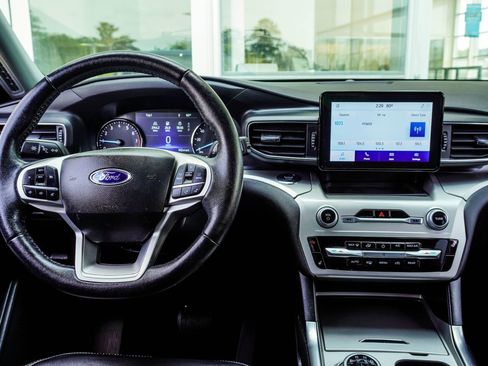 Used 2022 Ford Explorer XLT w/ Equipment Group 202A image 17