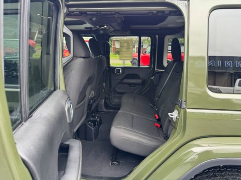 Used 2022 Jeep Wrangler Unlimited Sahara AWD/4WD image 12
