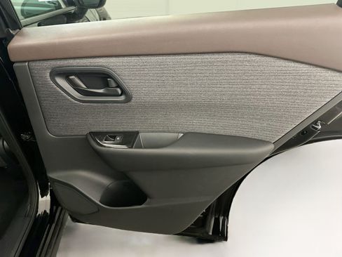 Used 2023 Nissan Rogue S AWD/4WD image 30