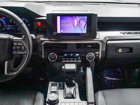 Certified 2025 Toyota Tacoma TRD Off-Road AWD/4WD image 16