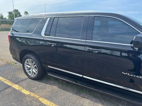 Used 2023 GMC Yukon XL SLT AWD/4WD image 7