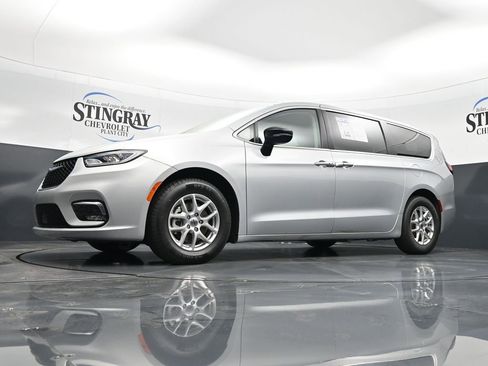 Used 2024 Chrysler Pacifica Touring-L FWD image 31
