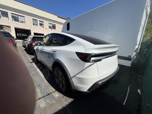 Used 2026 Tesla Model Y 2WD image 4