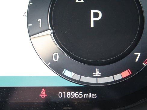 Used 2025 Land Rover Range Rover Sport SE image 17