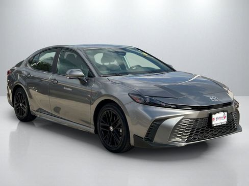 Certified 2025 Toyota Camry SE FWD image 3