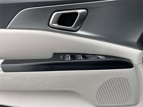 Used 2023 Kia Carnival LX image 16