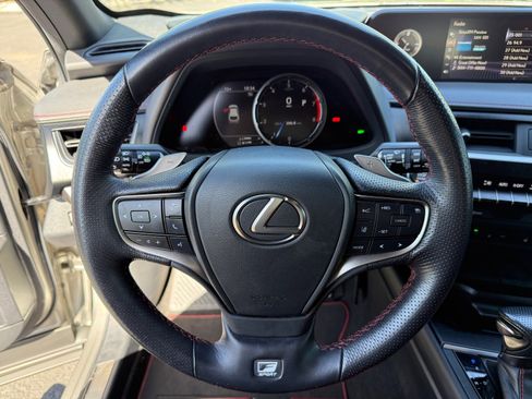 Used 2019 Lexus UX 200 image 15