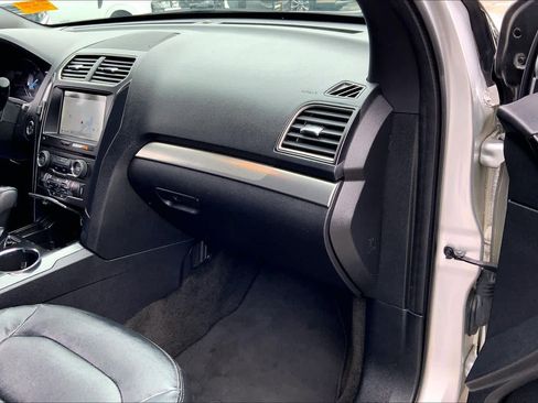 Used 2018 Ford Explorer XLT w/ Equipment Group 202A FWD image 17
