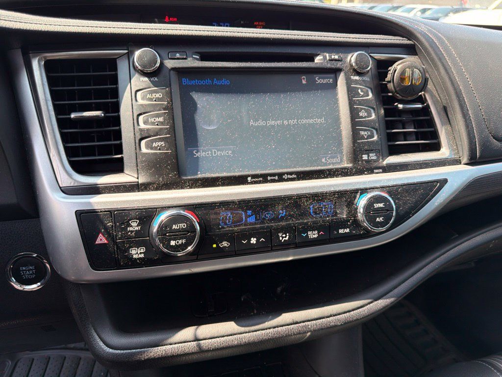 Used 2017 Toyota Highlander SE FWD image 22