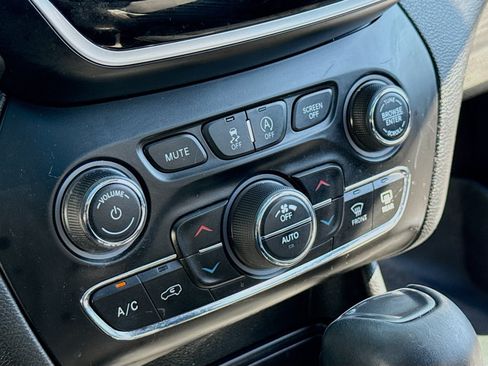 Used 2019 Jeep Cherokee Limited AWD/4WD image 17